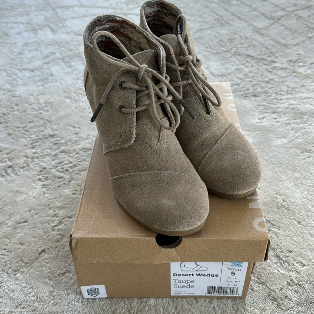 Toms Taupe Suede Desert Wedge. Size 5.
